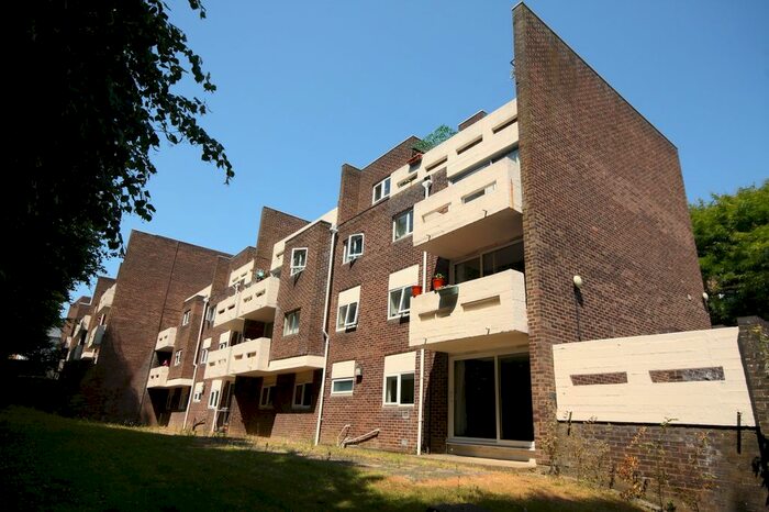 2 Bedroom Flat To Rent In Park Drive, Woking, GU22