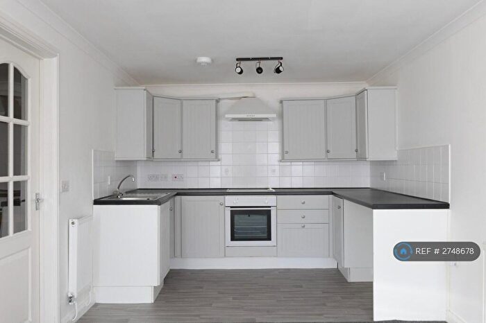 2 Bedroom Flat To Rent In Miskin Road, Tonypandy, CF40