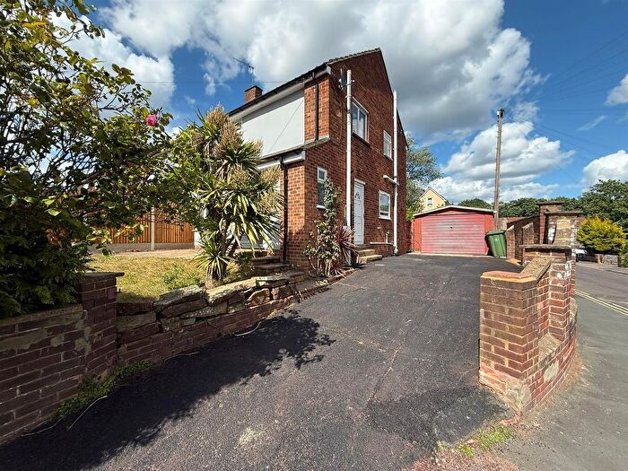 4 Bedroom Detached House To Rent In Hawthorn Road, Frimley, GU16