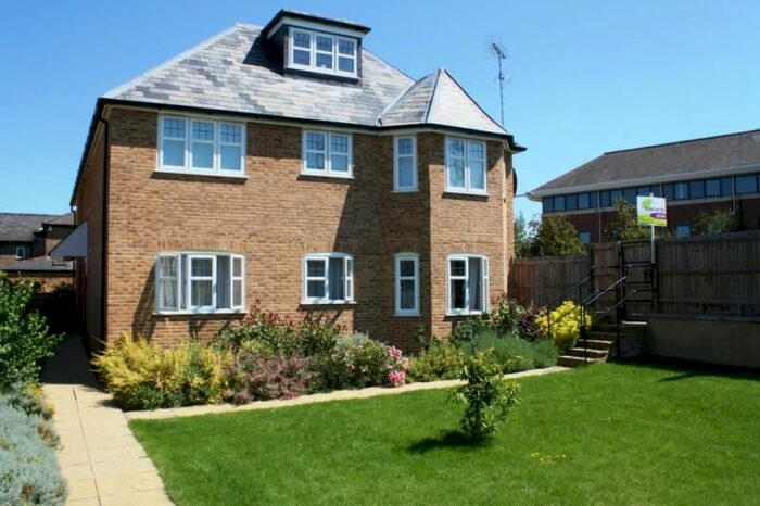 2 Bedroom Flat To Rent In Thorpe Road, Staines, Middlesex, TW18