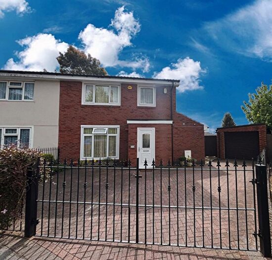 3 Bedroom Semi Detached House For Sale In Severn Road, Walsall, WS3