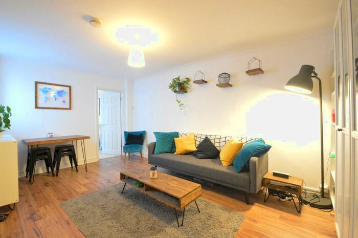 1 Bedroom Flat To Rent In Station Road, Addlestone, KT15