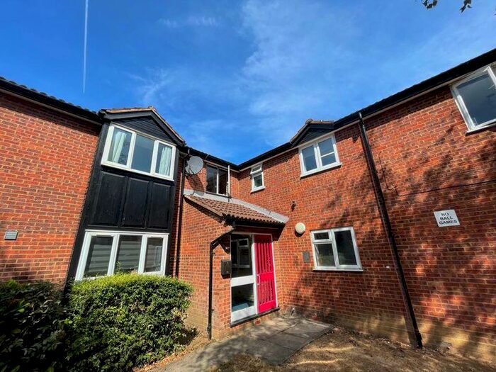 1 Bedroom Flat To Rent In Springwood Crescent, Edgware, HA8