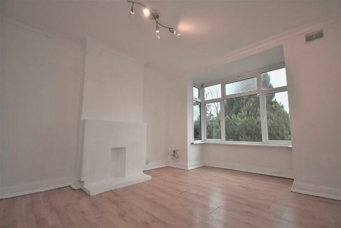 3 Bedroom Bungalow To Rent In Lower Road Belvedere, DA17