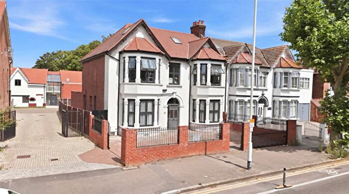 4 Bedroom Apartment To Rent In Aldersbrook Road, London, E12