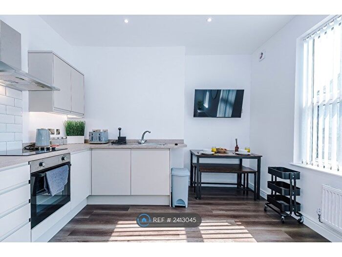 3 Bedroom Flat To Rent In Grimshaw Lane, Manchester, M40