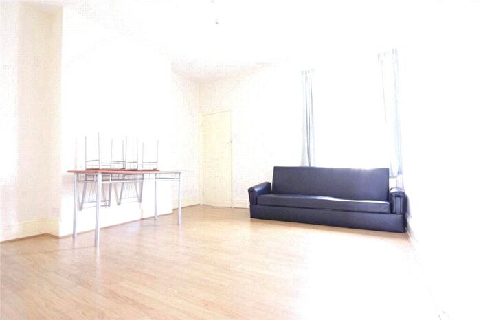 3 Bedroom Apartment To Rent In Kensington Gardens, Ilford, IG1