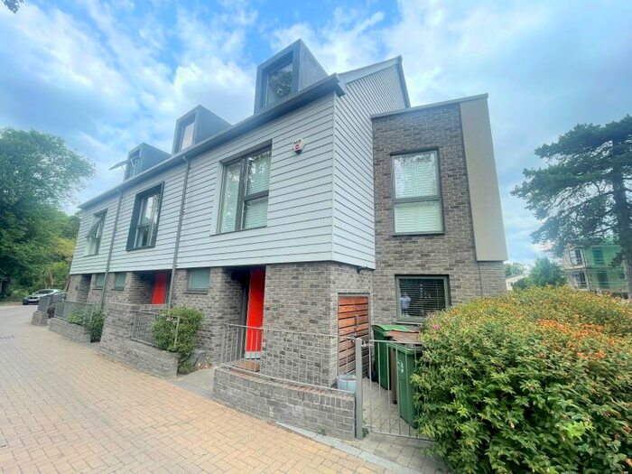 4 Bedroom Town House To Rent In Riverbank Way, Wallington, SM6