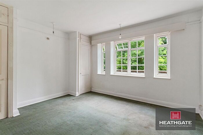 2 Bedroom Flat For Sale In Lyttelton Road, London, N2