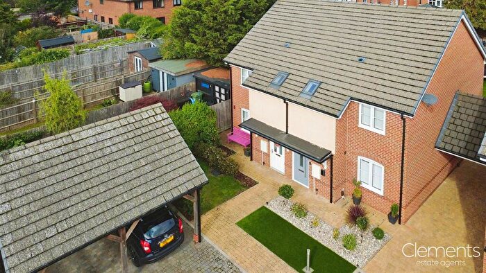 3 Bedroom Semi-Detached House For Sale In Jubilee Close, Hemel Hempstead, HP2