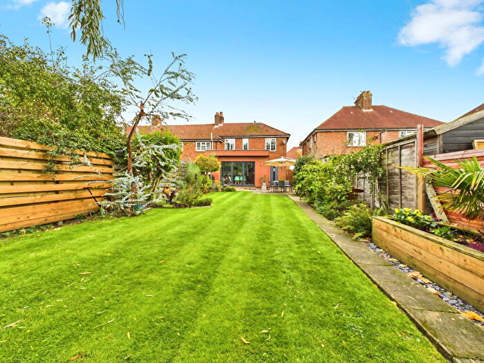3 Bedroom End Of Terrace House For Sale In Bennetts Road, Horsham, RH13