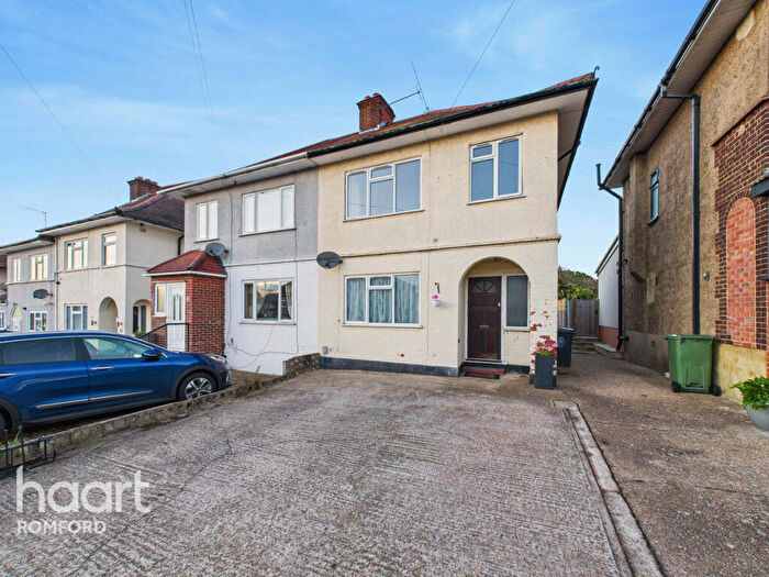 3 Bedroom Semi Detached House For Sale In Firbank Road, Romford, RM5