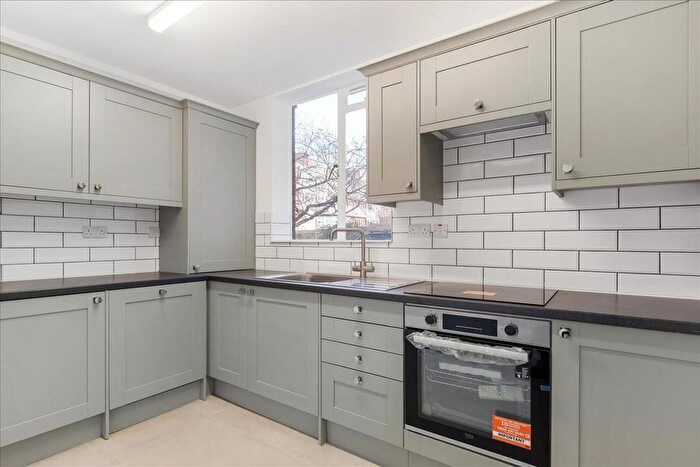 2 Bedroom Flat For Sale In Grosvenor Court, Rayners Road, London, SW15
