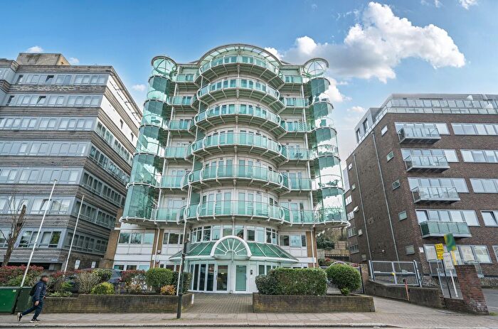 2 Bedroom Flat For Sale In Station Road, Barnet, EN5
