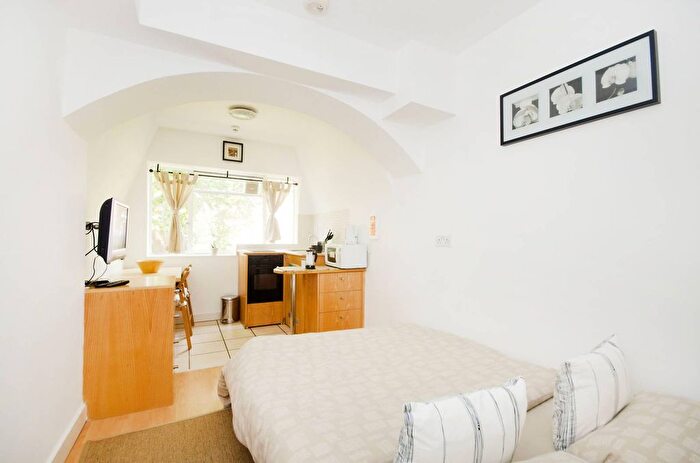 Studio To Rent In Penywern Road, Kensington, London, SW5