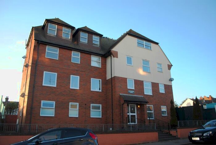 2 Bedroom Flat To Rent In Broadway, Leigh-On-Sea, SS9