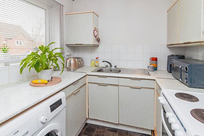 1 Bedroom Flat For Sale In Lynmouth Crescent, Furzton, Milton Keynes, Buckinghamshire, MK4