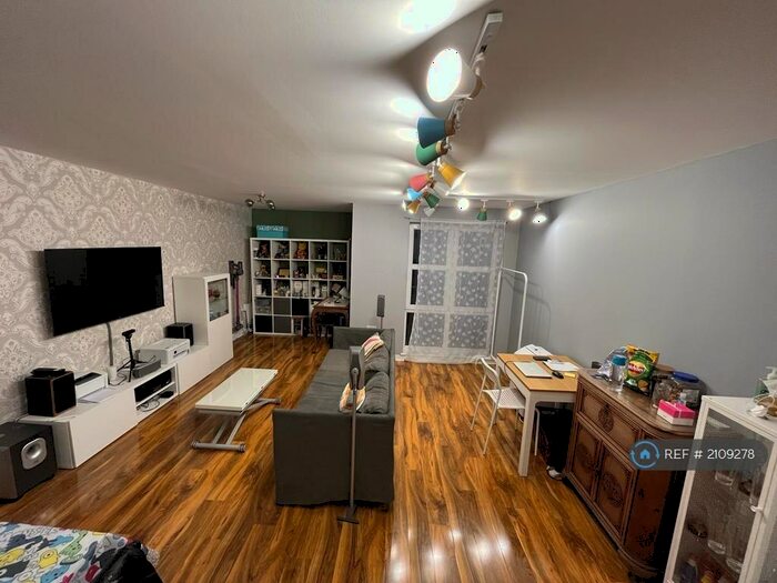 2 Bedroom Flat To Rent In London Road, Kingston Upon Thames, KT2