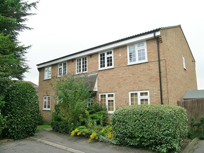 1 Bedroom Flat To Rent In Minstrel Gardens, Surbiton, KT5