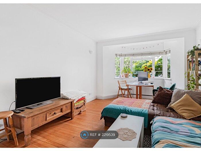 4 Bedroom Flat To Rent In Streatham Court, London, SW16