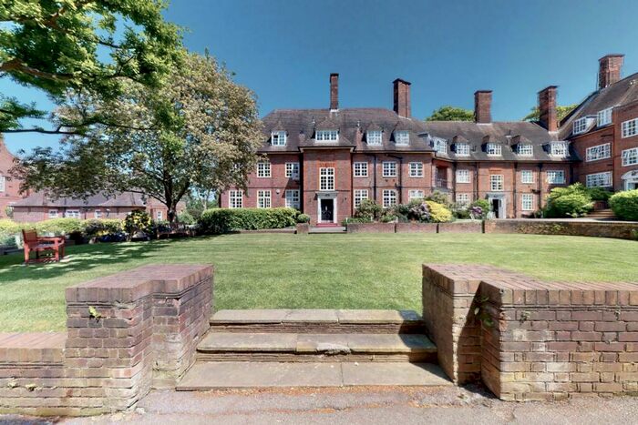 3 Bedroom Apartment To Rent In Hampstead Way, Hampstead, NW11