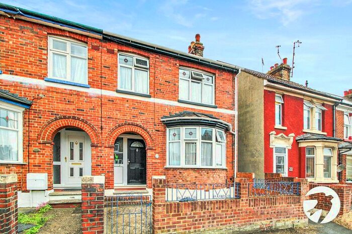 3 Bedroom End Of Terrace House To Rent In Valley Road, Gillingham ME7