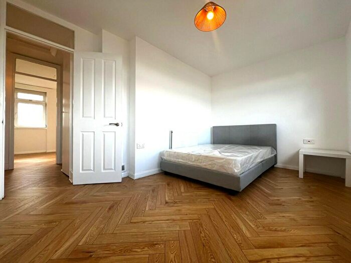 2 Bedroom Maisonette To Rent In Glengarnock Avenue, E14