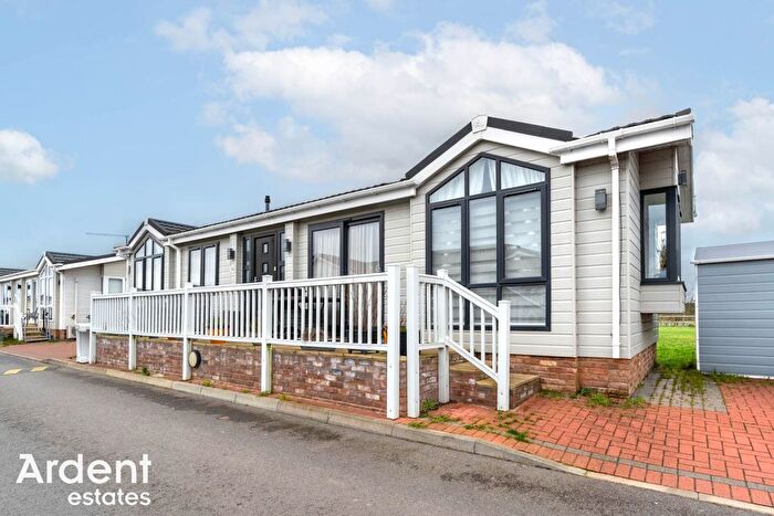 2 Bedroom Mobile/park Home For Sale In Hayes Chase, Battlesbridge, SS11