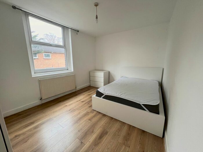 2 Bedroom Flat To Rent In Amersham Road, SE14