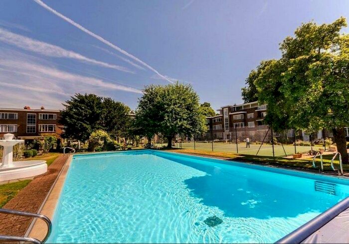 2 Bedroom Apartment To Rent In Kingfisher Court, Bridge Road, KT8