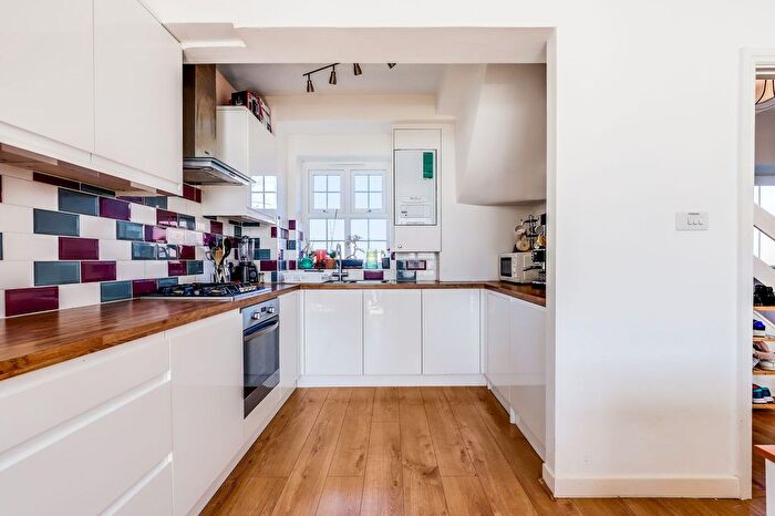 4 Bedroom Maisonette For Sale In Leigham Court Road, London, SW16