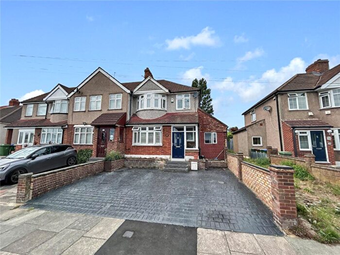 4 Bedroom End Of Terrace House For Sale In Leechcroft Avenue, Blackfen, DA15