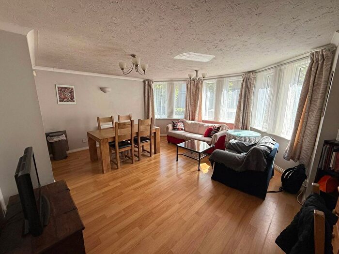 2 Bedroom Flat To Rent In Tennyson Lodge, OX1