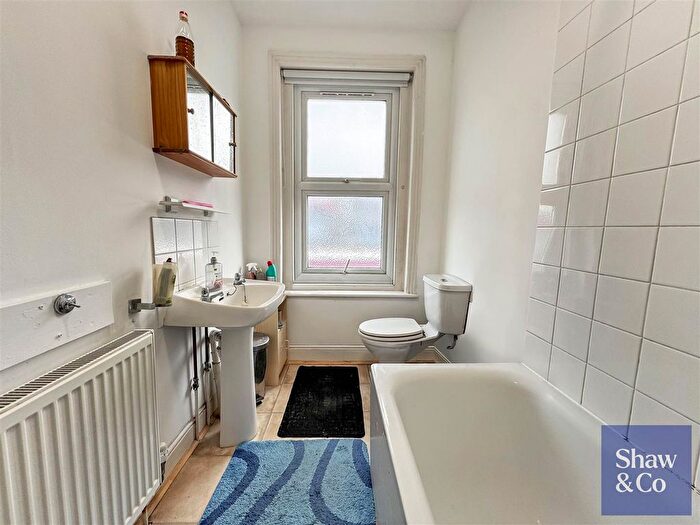 2 Bedroom Flat For Sale In Whitton Road, Whitton, Hounslow, TW3