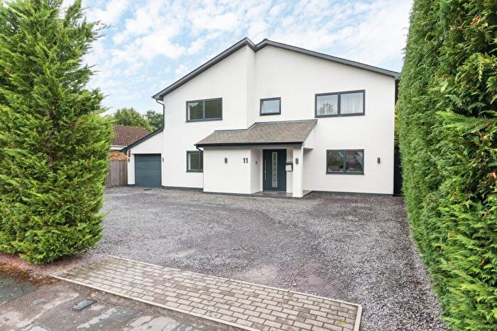 4 Bedroom Detached House For Sale In The Heronry, Walton-on-Thames, KT12