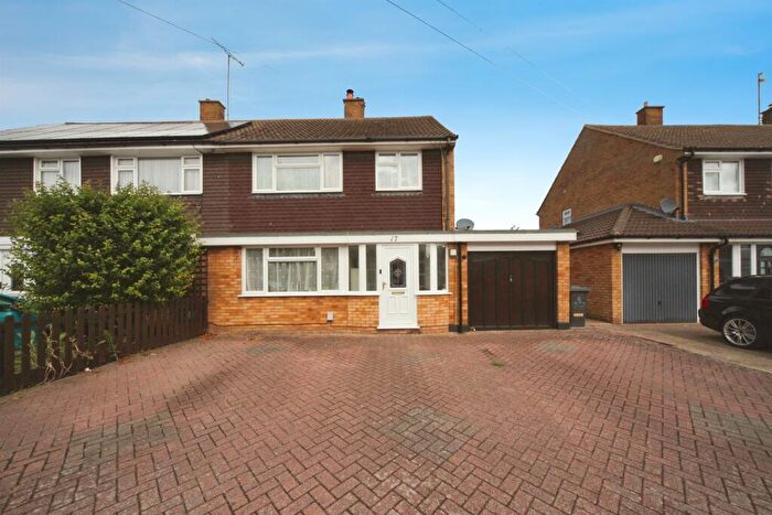 3 Bedroom Semi-Detached House For Sale In Yew Street, Houghton Regis, Dunstable, LU5