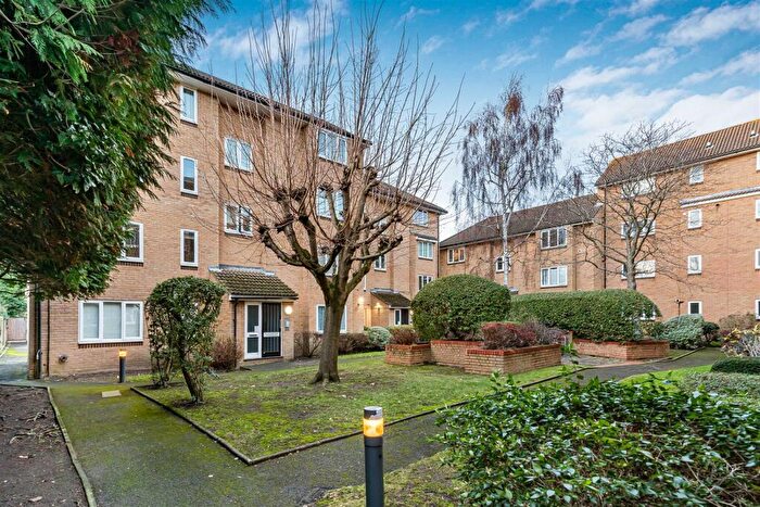 Apartment For Sale In Westmoreland Drive, Sutton, SM2