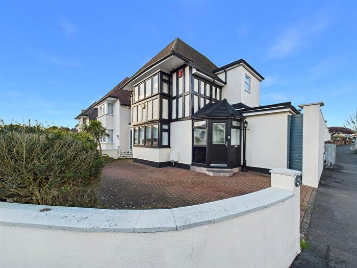 4 Bedroom Detached House For Sale In The Fairway, Ruislip, HA4