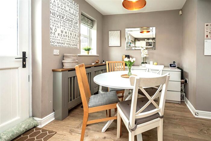 4 Bedroom Link Detached House For Sale In Long Hill Road, Huddersfield, HD2