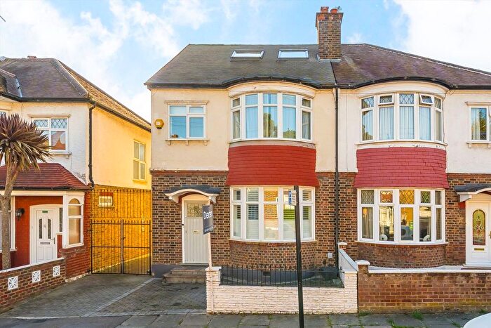 5 Bedroom Semi-Detached House For Sale In Romeyn Road, Streatham, SW16