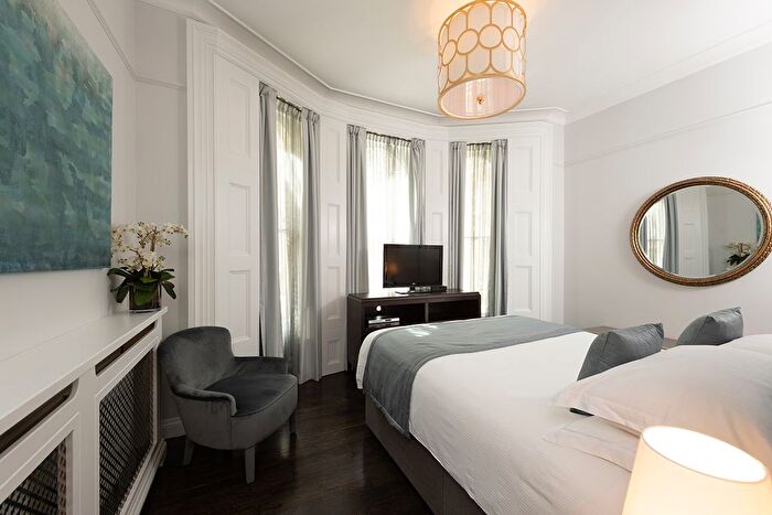 3 Bedroom Flat To Rent In Prince Of Wales Terrace, London, W8