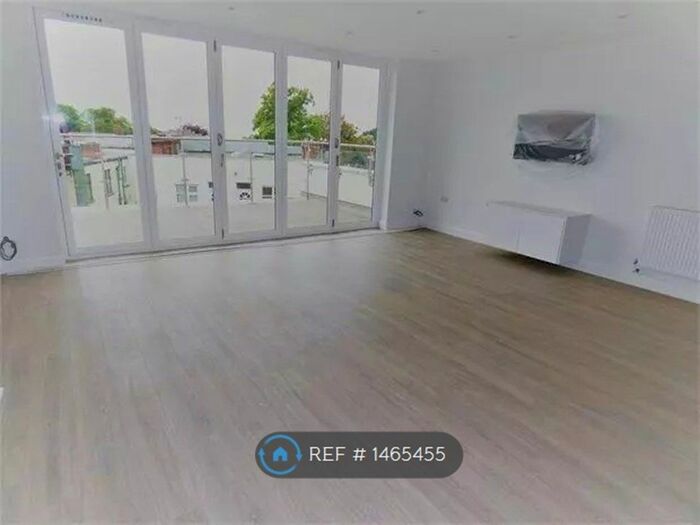 2 Bedroom Flat To Rent In Rectory Grove, Leigh-On-Sea, SS9