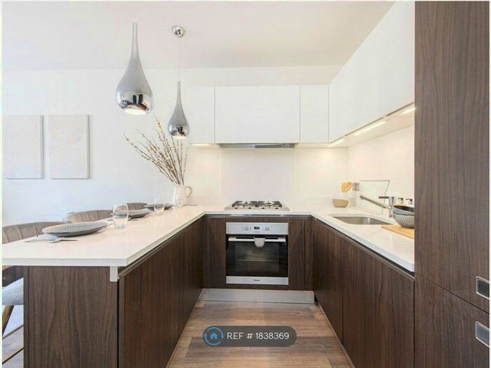 2 Bedroom Flat To Rent In Gloucester Court, London, NW1