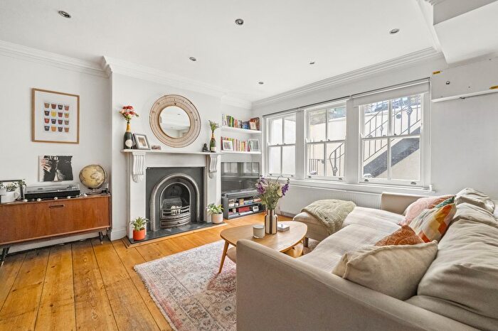 2 Bedroom Flat For Sale In Tollington Way, Holloway, N7