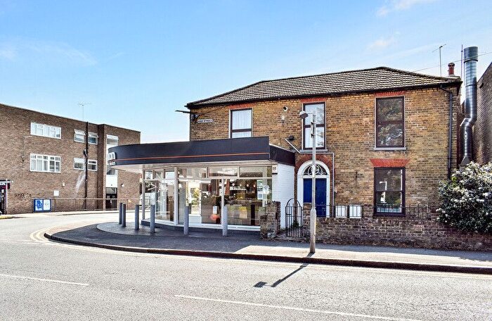 3 Bedroom Flat To Rent In High Street, Hadleigh, Benfleet, Essex, SS7