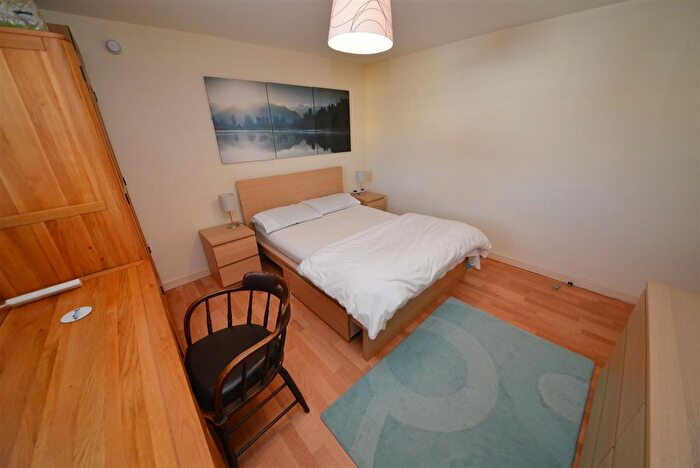 2 Bedroom Flat For Sale In Warren Street, Tenby, SA70