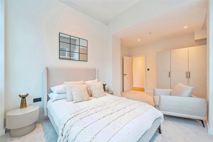 2 Bedroom Flat For Sale In Woking, Surrey, GU21