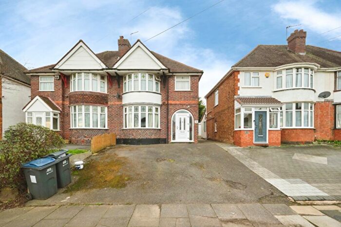 3 Bedroom Semi Detached House For Sale In Barrows Lane, Birmingham, West Midlands, B26
