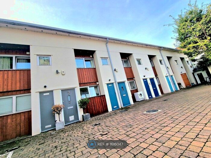 3 Bedroom Semi-Detached House To Rent In Stanford Mews, London, E8