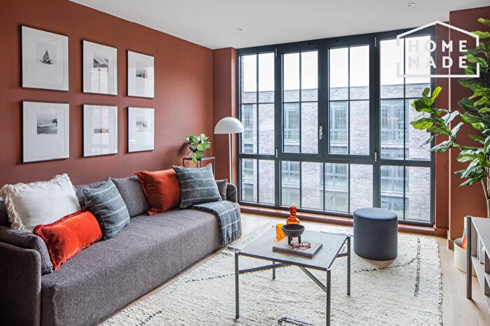 3 Bedroom Flat To Rent In The Goodsyard, B18